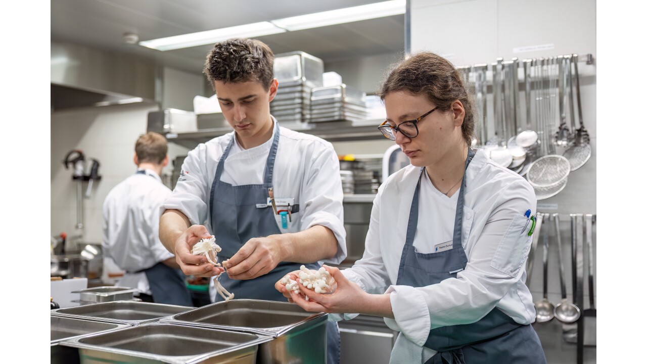 Produktion in der Ausbildungsküche.