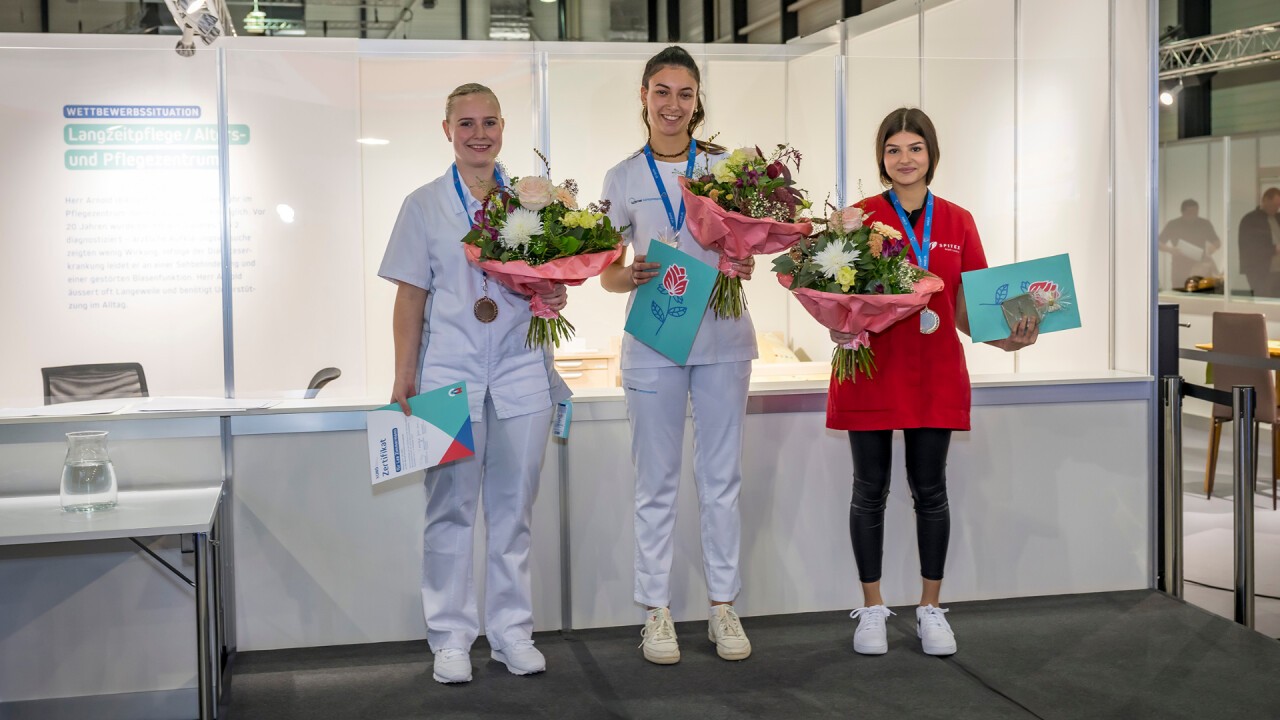 Gewinnerinnen der Zentralschweizer Berufsmeisterschaft 2022 (von links): Lea Zimmermann von der Hirslanden AndreasKlinik (3. Platz), Gianna Pellizzaro vom Luzerner Kantonsspital (1. Platz),  Simona Ciancio von der Spitex Stadt Luzern (2. Platz)