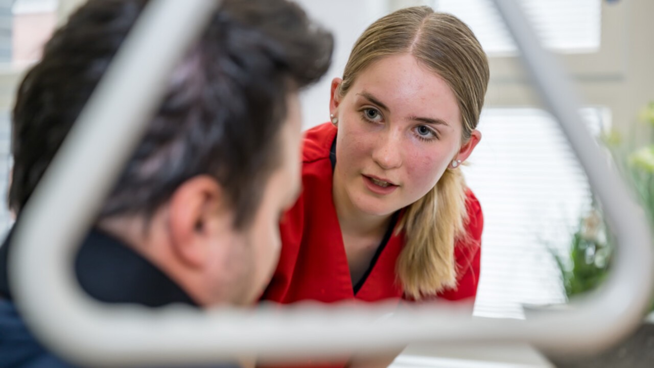 Fiona Gächter bereitet sich mit realen Szenen auf die Berufsmeisterschaft vor.