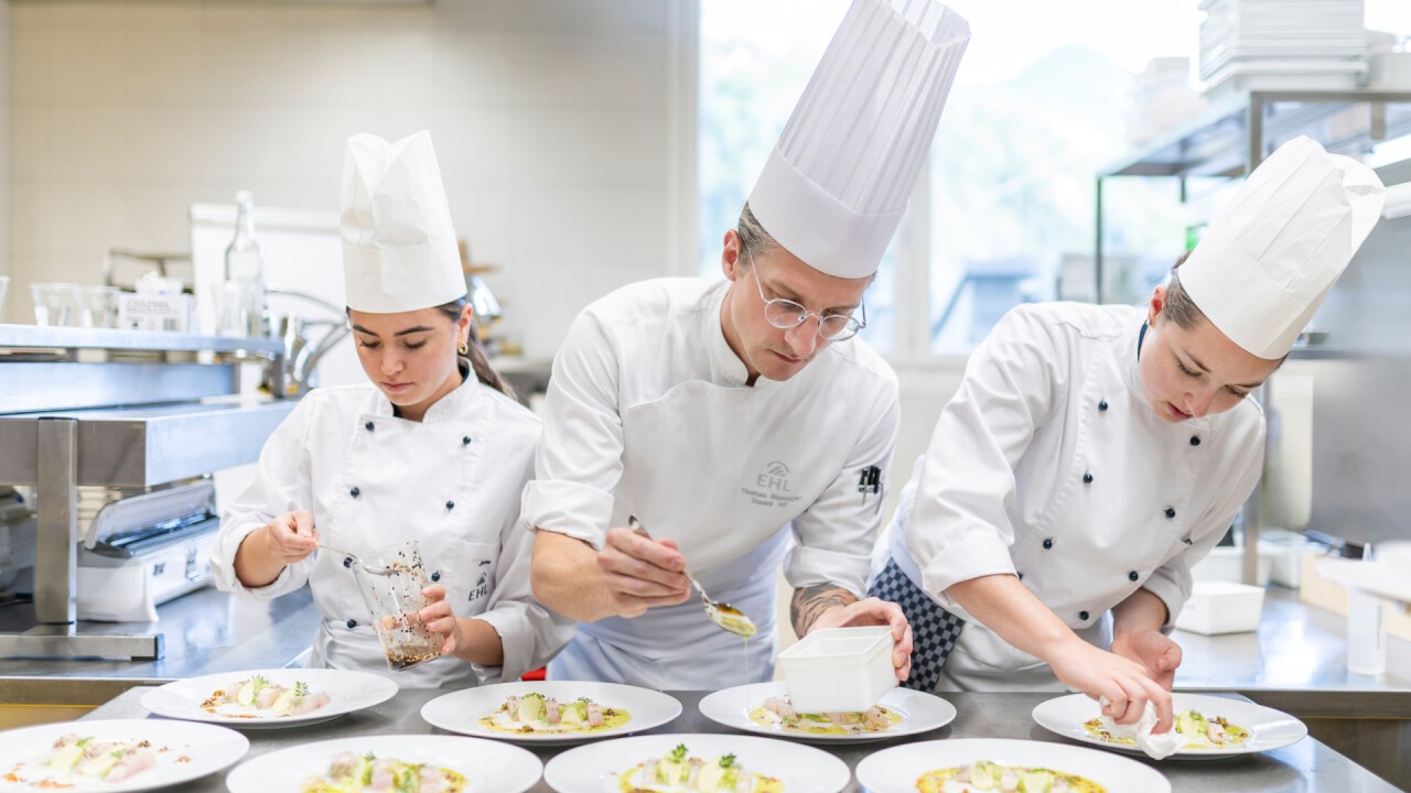 Im Praxisunterricht betreibt man die 5 hauseigenen Restaurants auf dem EHL Campus Passugg