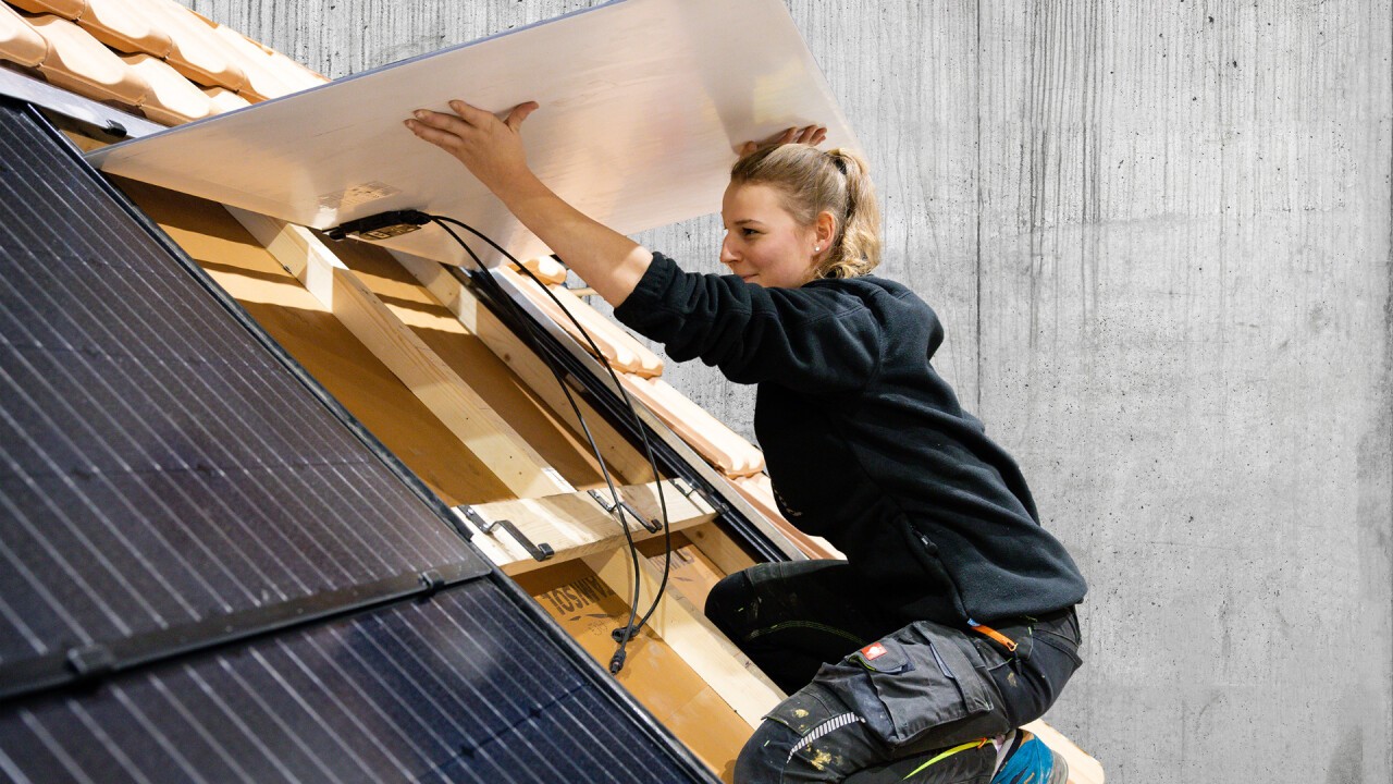 Solarinstallateurin bei der Arbeit