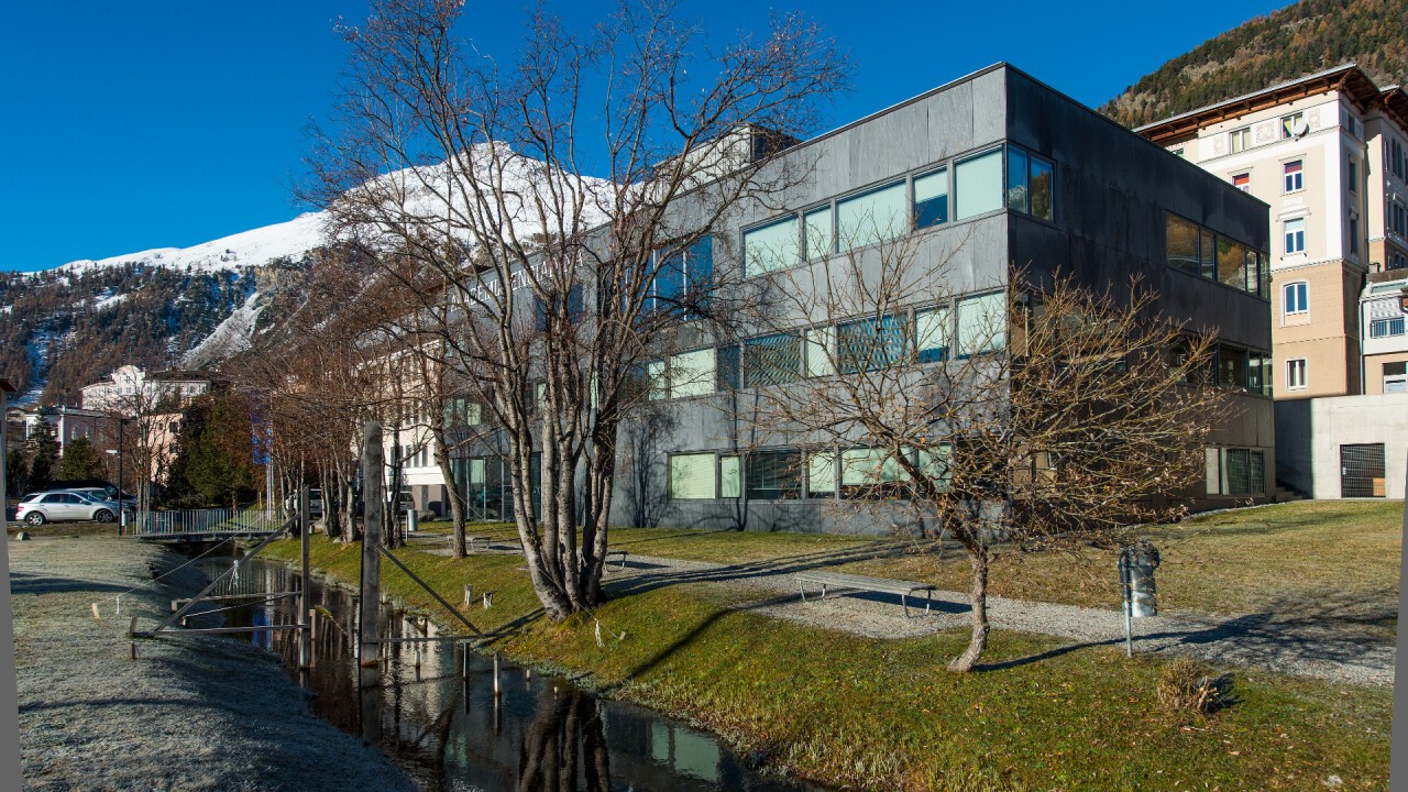 Die Chesa Naira auf dem Campus der Academia Engiadina in Samedan.