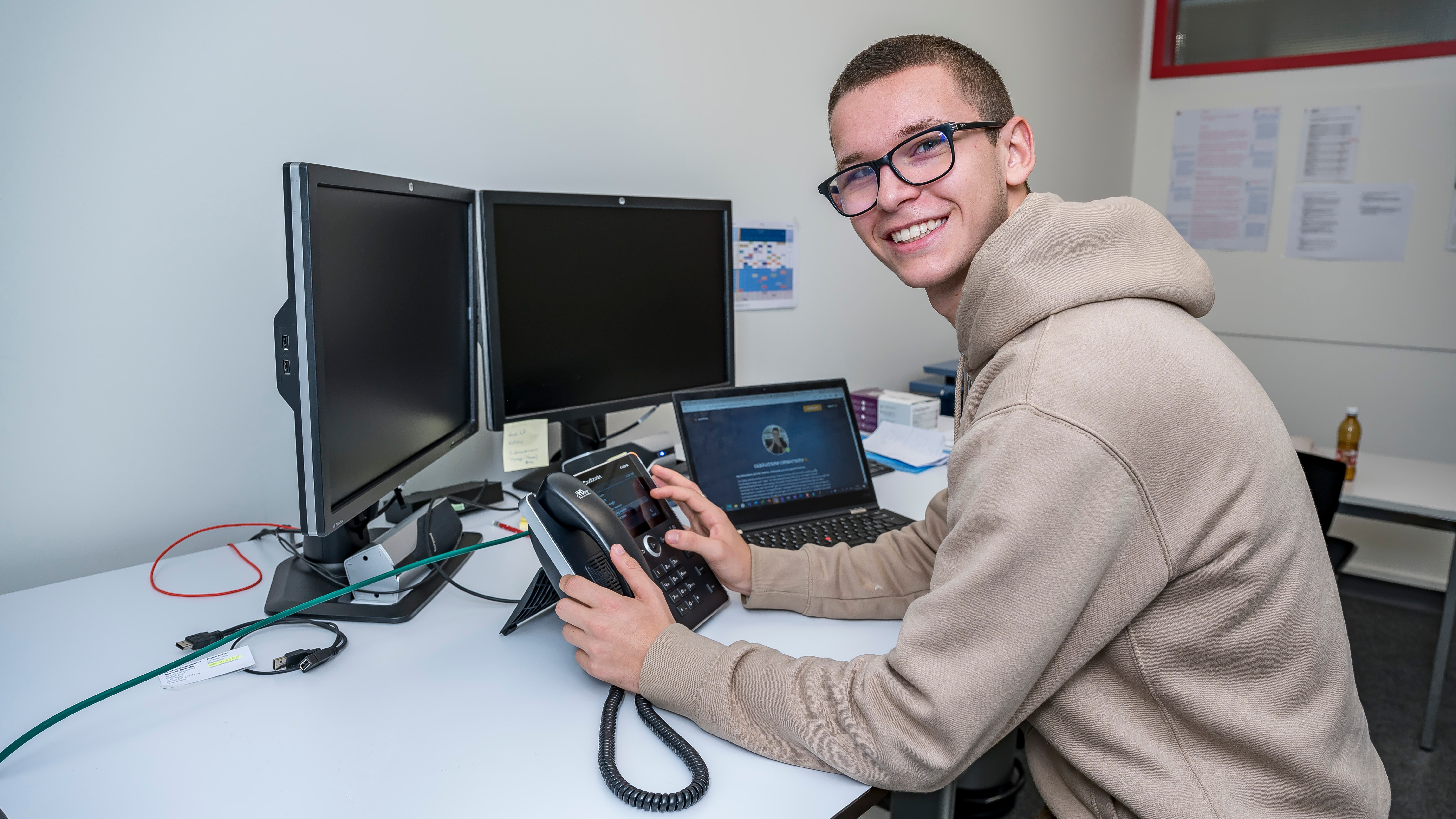 Blend Palushi macht die Lehre mit der Fachrichtung Kommunikation und Multimedia.